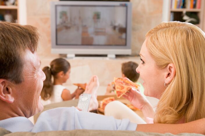 Para una pérdida de peso efectiva, debe dejar de comer frente a la pantalla del televisor. 