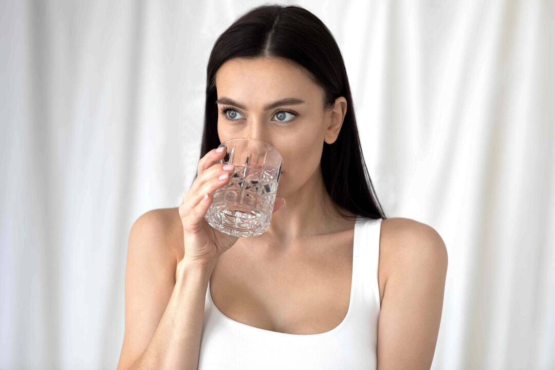 niña bebe agua para bajar de peso con una nutrición adecuada