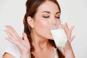 Con la gastritis, es útil beber un vaso de leche por la mañana y por la noche. 